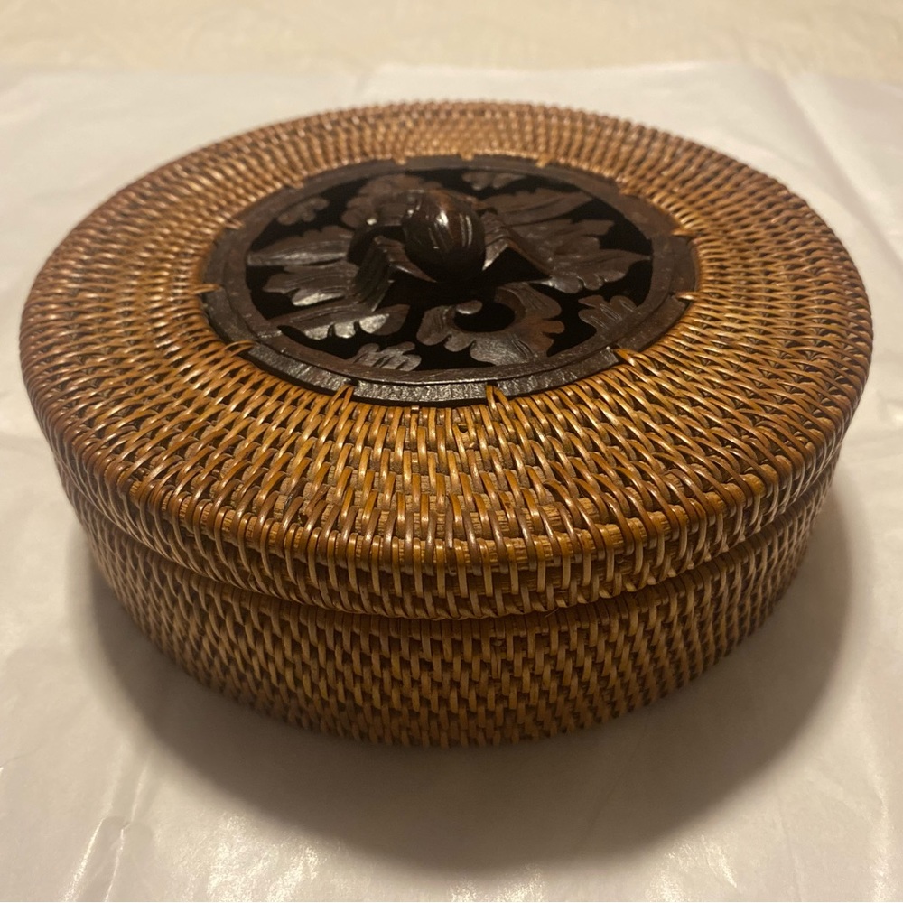 Balinese round basket with lid